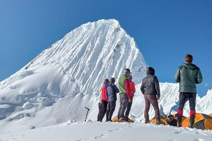 20Day-Santa Cruz Trek Peak Alpamayo 5957 m e Chopicalqui 6354 m