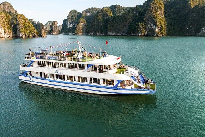 En perfekt dag i Ha Long Bay: Cruise, udforske, ø og slappe af