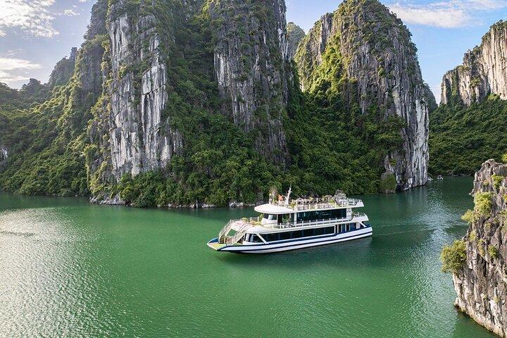 En perfekt dag i Ha Long Bay: Cruise, udforske, ø og slappe af