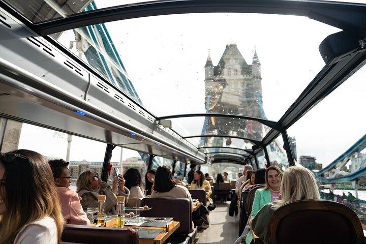 Goûter à Londres à bord d'un bus aux toits de verre