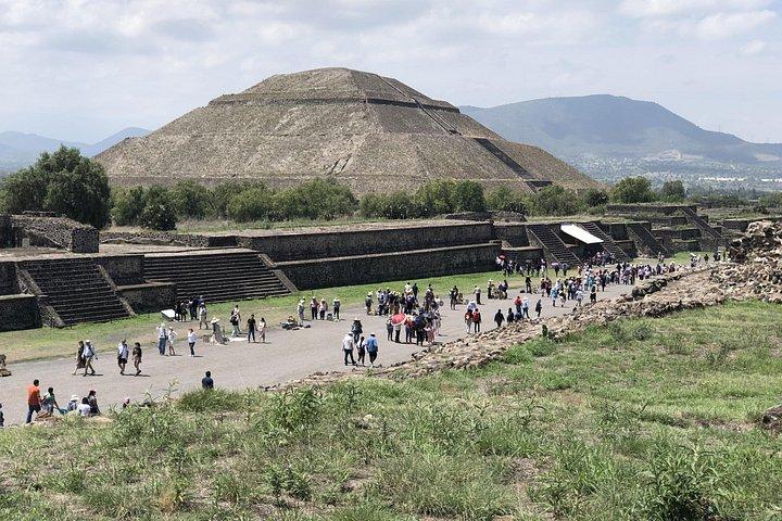 小グループ：メキシコシティのテオティワカンピラミッドとグアダルーペ神殿