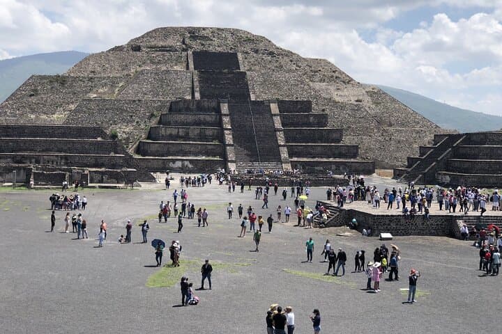 Small VIP Group: Teotihuacan Pyramids and Shrine of Guadalupe with lunch