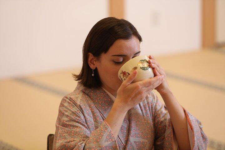 東京・弘法寺でお茶と日本語菓子を楽しむ