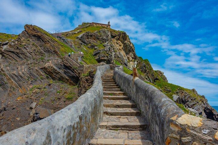 Von Bilbao: Gaztelugatxe, Bermeo, Mundaka und Gernika mit Txakoli