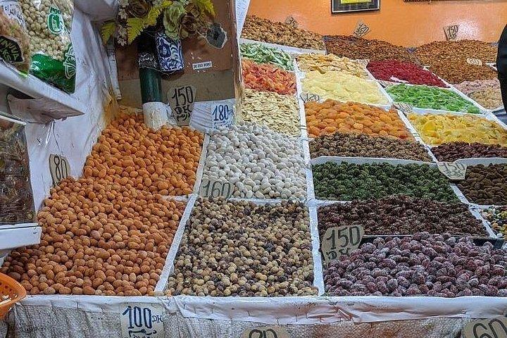 マラケシュの夜: メディナを巡る文化の冒険