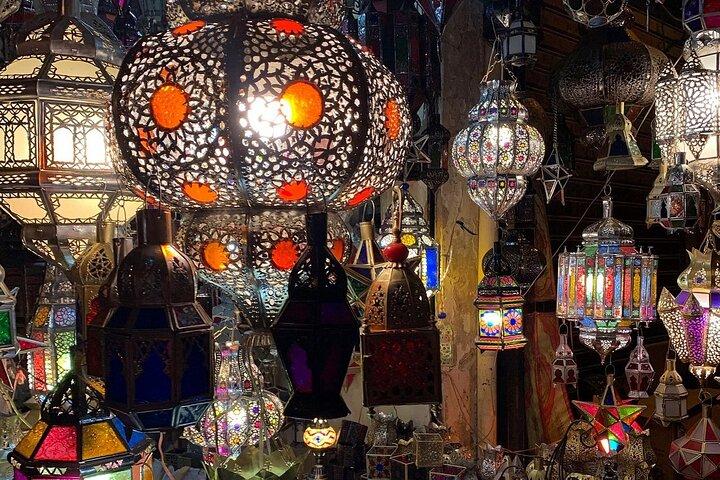 マラケシュの夜: メディナを巡る文化の冒険