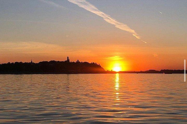2 hours / Sightseeing Boat cruise Drinks Included