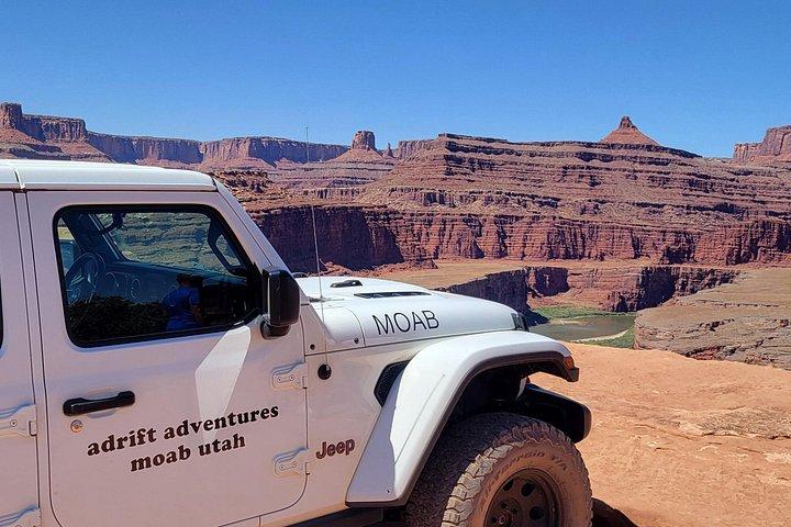 アーチーズ＆キャニオンランズNP日帰りツアー。 バックカントリー4X4ジープ