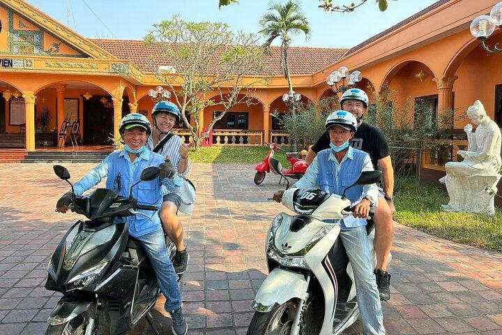 Tour Huế på baksidan av en motorcykel