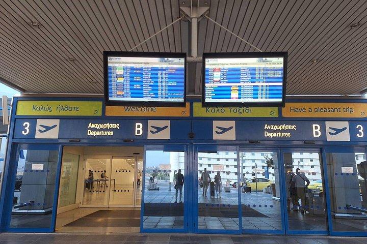 アテネ空港とラフィナまたはラヴリオ港間のプライベート送迎