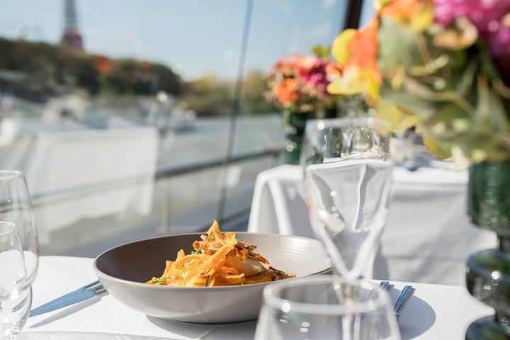 Bateaux Mouches®ランチクルーズ（パリのセーヌ川）