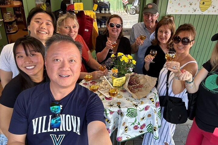 地元の人のようなランチ：ミュンヘンのオリジナル ヴィクトゥアリエンマルクト フード ツアー