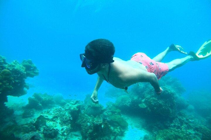 Tour en lancha rápida por las islas Phi Phi y Khai desde Phuket con snorkel