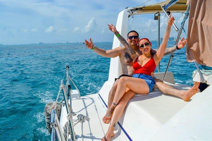 Isla Mujeres Catamaran, Bar aberto e buffet opcional