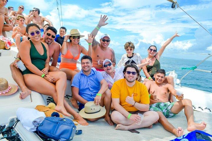 Isla Mujeres Catamaran, Bar aberto e buffet opcional
