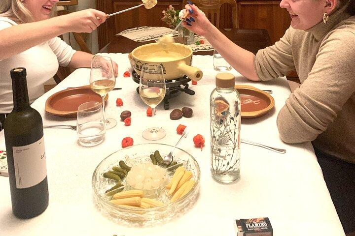 Dîner traditionnel suisse: Fondue au fromage, entrées et dessert