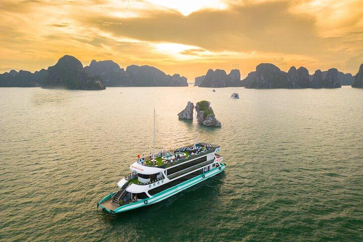 Halong 6 timmars båttur med grotta, kajak, lunch, transfer motorväg från Hanoi