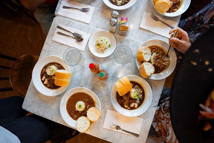 Tour de comida do Quartier Francês: 5 Bites Clássicos e Histórias de NOLA