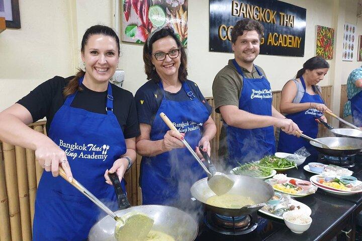 Anpassbare Thai Kochkurs mit Onnuch Markt in Bangkok