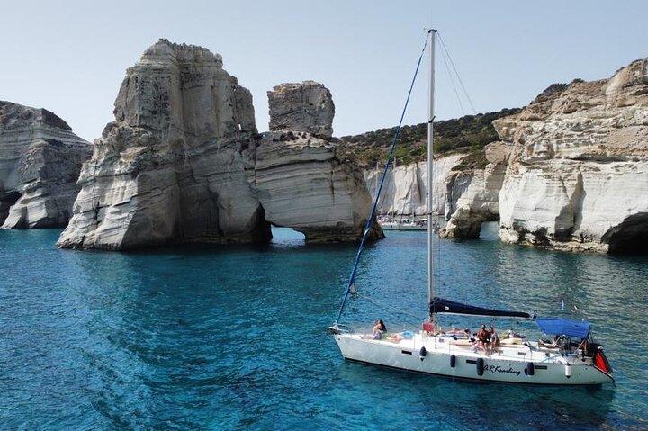 Crucero de vela de día completo en el lado oeste de la isla de Milos