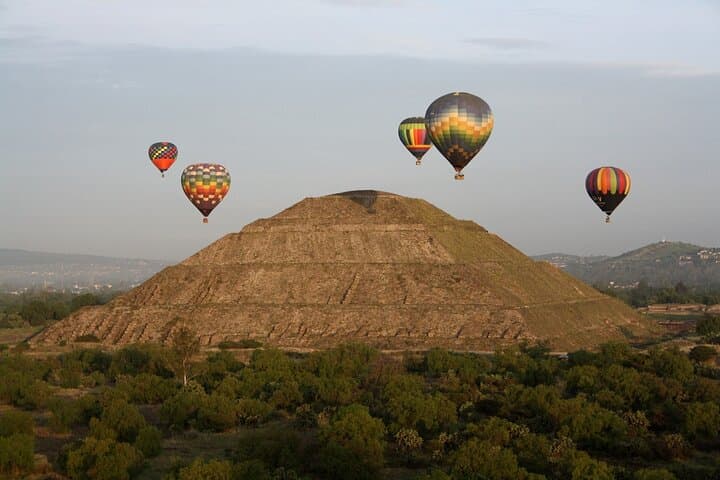 Private Tour: Teotihuacan Pyramids Hot Air Balloon Ride
