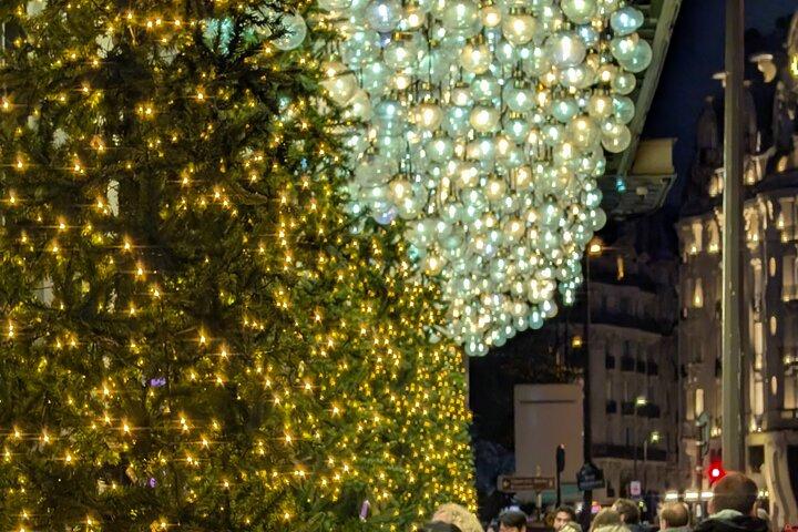 De vidunderlige julelys i Paris i gammel bil!