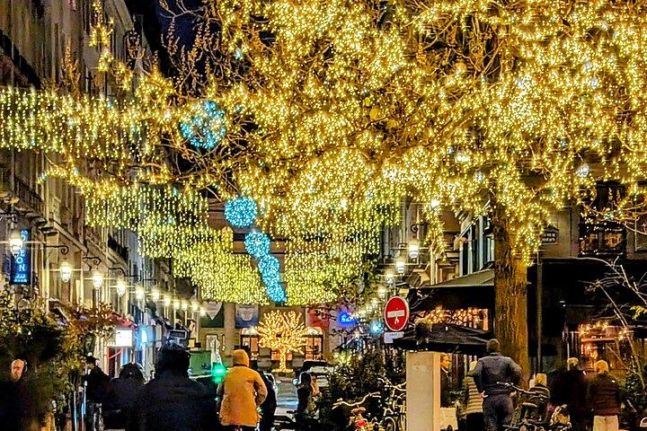 De vidunderlige julelys i Paris i gammel bil!