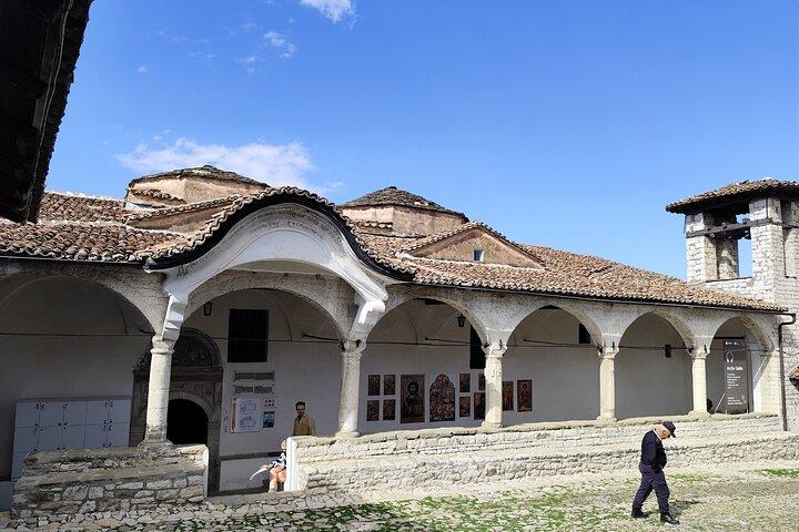 Escursione privata di un giorno da Tirana a Berat – UNESCO Ottoman & Byzantine Gem