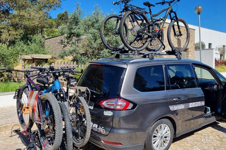 Taxi Bikes transportieren Fahrräder und Radfahrer von Santiago nach Porto