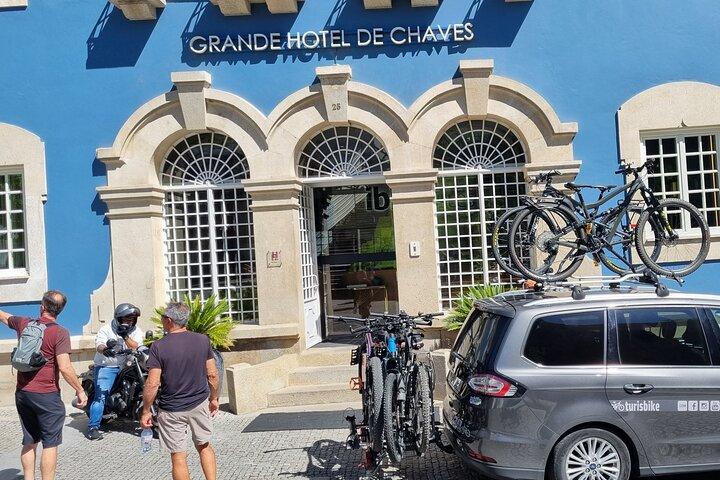 Taxi Bikes transportieren Fahrräder und Radfahrer von Santiago nach Porto
