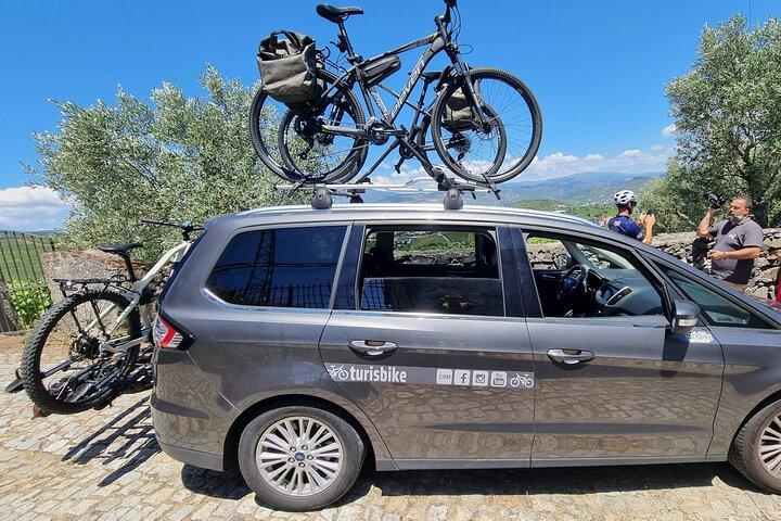 Taxi Bikes transportieren Fahrräder und Radfahrer von Santiago nach Porto