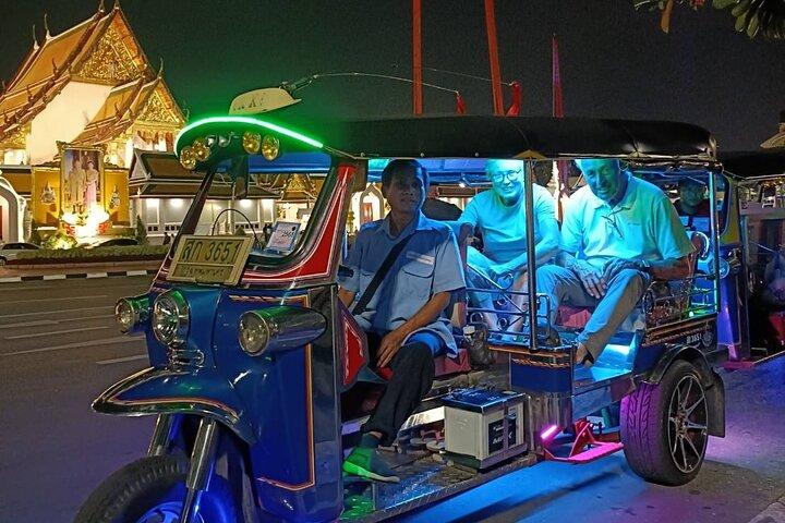 Tour gastronomico premium di Bangkok Tuk Tuk di notte