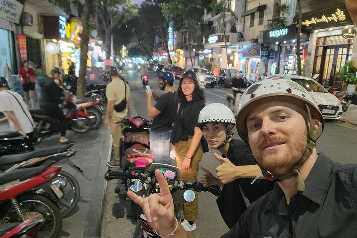 Hanoi Street Food Tour por Scooter – Experiência Local