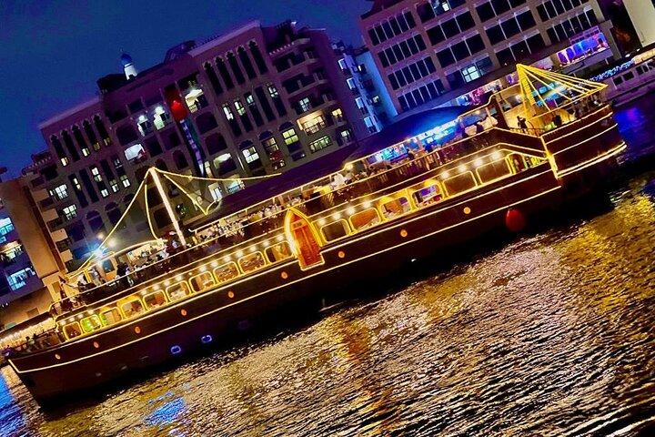 Dubai più grande crociera Dinner Creek con intrattenimento dal vivo