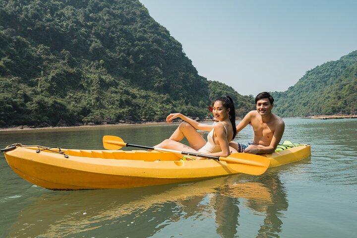 Halong Bay Katamaran Abenteuer : Kajak, Schwimmen und Rutschen in Lan Ha Bay