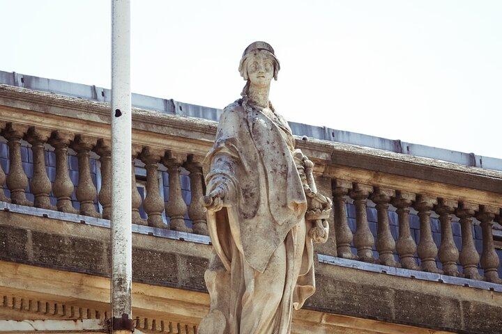 Tour privado de história de Bordeaux com um copo de vinho de Bordeaux.