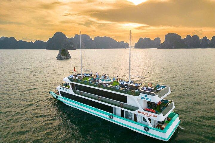 Tour di un giorno di Halong Bay con crociera di lusso al sole con trasferimento