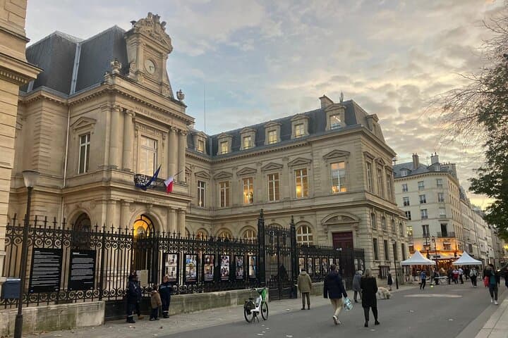 Paris Le Marais District Guided Walking Tour with small Tastings