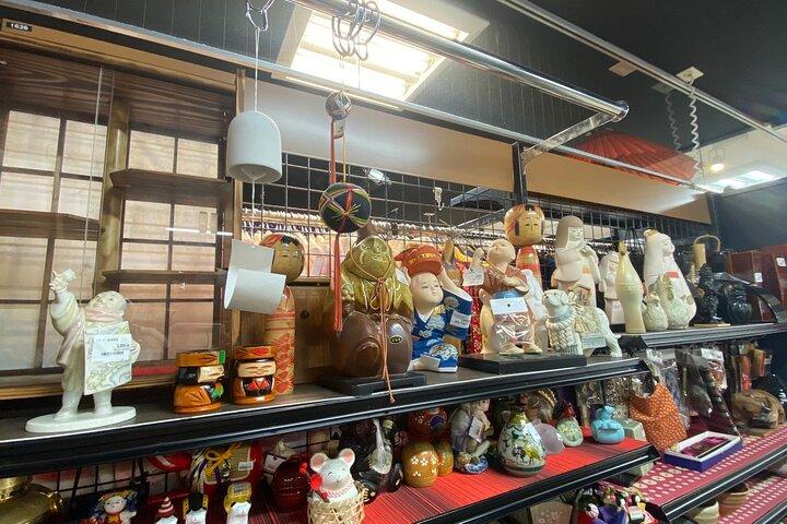 Recorrido por tiendas de antigüedades, tiendas culturales conocidas sólo por los lugareños.