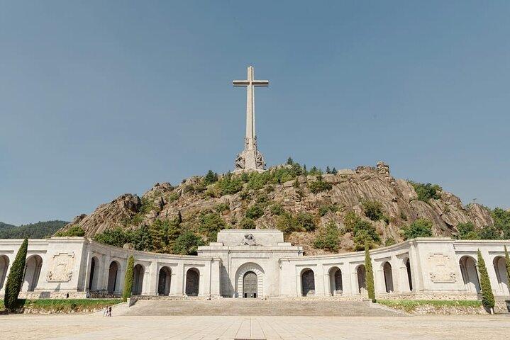 Excursión privada al Monasterio del Escorial y Valle de los Caídos desde Madrid