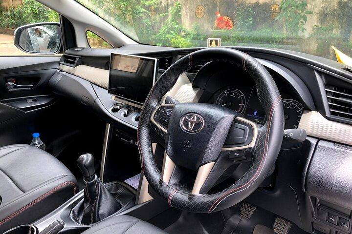 Mumbai Lufthavn Drop via Toyota Crysta SUV