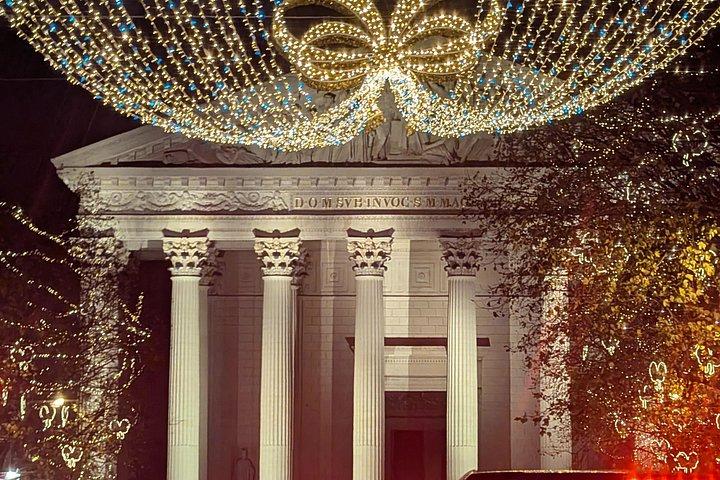 ビンテージカーでパリの魔法のようなクリスマスイルミネーション!