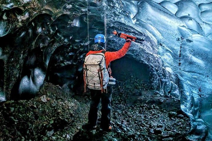 ヨークルスアゥルロゥン発小グループ氷穴ツアー