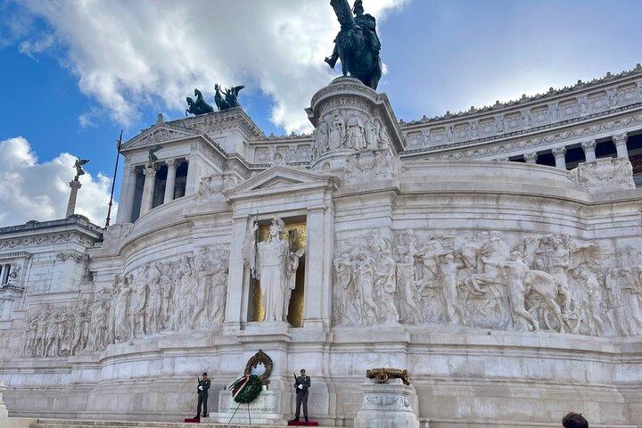 Il famoso punto di riferimento di Roma e lo storico Palazzo Veneziano