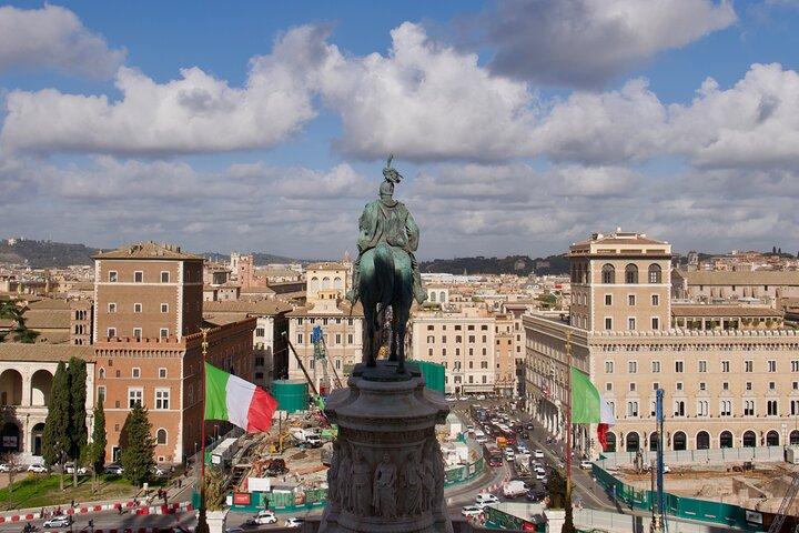 Il famoso punto di riferimento di Roma e lo storico Palazzo Veneziano