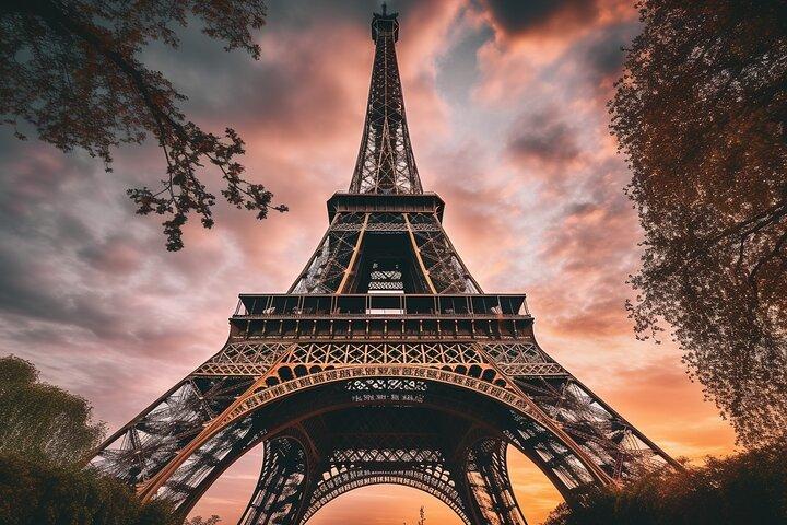 Romântico Torre Eiffel Casal
