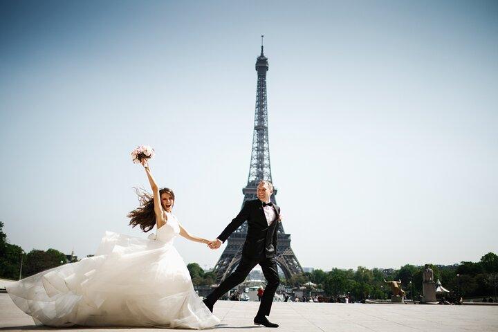 Sesión de fotos romántica para pareja de la Torre Eiffel