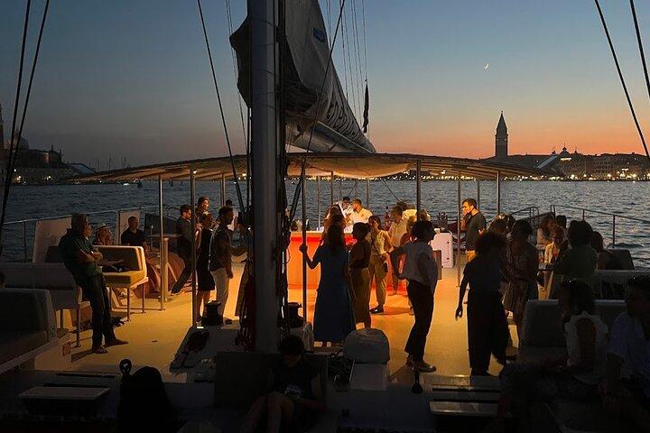 Veneza à noite cruzeiro de catamarã