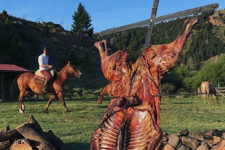 パタゴニア草原でのバリローチェ乗馬とアルゼンチン式バーベキュー