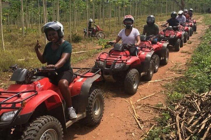 Quad VTT, jardins d'Aburi et chutes d'eau
